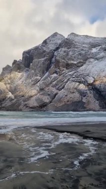 Norveç 'teki Lofoten Adaları' nın arka planında dağlar olan Bunes Sahili 'nin kış manzarası.
