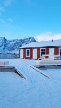Norveç 'in Lofoten Adaları' ndaki Hamnoy veya Hamny balıkçı köyünün Panorama kış manzarası. Arkasında fiyortlar ve dağlar olan güzel gündoğumu ve balıkçı köyleri.