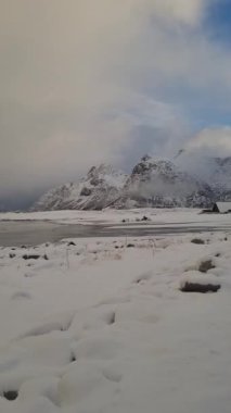 Kar kaplı yollar ve tepeler Lofoten, Norveç