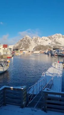 Norveçli balıkçı kasabası Henningsvaer kışın Austvagoya, Lofoten Adaları, Norveç .
