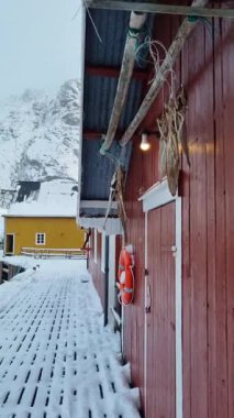 Karlı bir manzarada Nusfjord limanı manzarası. Nusfjord Köyü, Lofoten, Norveç.