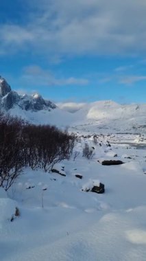 Buzdaki çatlakla kuzey manzarası. Donmuş bir gölde donmuş buz oluşumları inanılmaz bir dağla çevrili. Norveç 'in Lofoten adaları.     