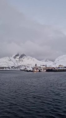 Lofoten adalarında, karla kaplı dağlar ve fiyortlar arasında yer alan, Norveçli geleneksel balıkçı köyü Sund.