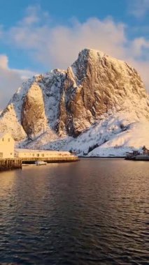 Kışın Norveç fiyortlarında geleneksel evleri olan Hamnoy balıkçı köyü. Lofoten Adaları, Norveç