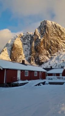Rahat balıkçı köyü yakınındaki Reine Lofoten Adaları, Norveç üzerinde Hamnoy. Kış manzara kaya, Fiyort ve kırmızı rorbu ile geleneksel Norveç balıkçılık evler