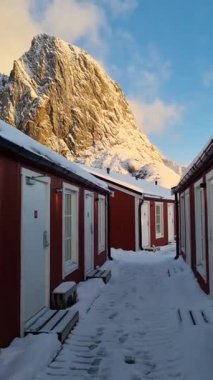 Rahat balıkçı köyü yakınındaki Reine Lofoten Adaları, Norveç üzerinde Hamnoy. Kış manzara kaya, Fiyort ve kırmızı rorbu ile geleneksel Norveç balıkçılık evler