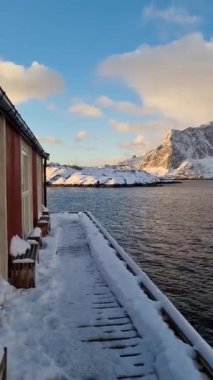 Arka planda Liman, Festhaeltinden ve Olstinden tepeleri olan Hamnoy köyünün muhteşem kış manzarası. Konum: Hamnoy, Moskenesoya, Lofoten; Norveç, Avrupa