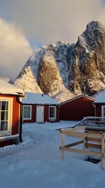 Rahat balıkçı köyü yakınındaki Reine Lofoten Adaları, Norveç üzerinde Hamnoy. Kış manzara kaya, Fiyort ve kırmızı rorbu ile geleneksel Norveç balıkçılık evler