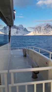 Fiyortta bir balıkçı teknesi. Lofoten Adaları, Norveç. Endüstriyel balıkçılık İnsansız hava aracı görüntüsü. Dağlar ve deniz. Norveç 'in Resmi