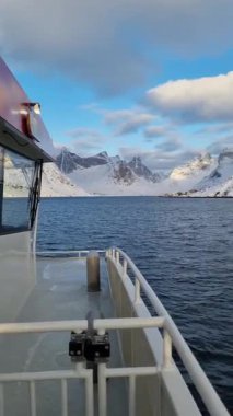 Fiyortta bir balıkçı teknesi. Lofoten Adaları, Norveç. Endüstriyel balıkçılık İnsansız hava aracı görüntüsü. Dağlar ve deniz. Norveç 'in Resmi
