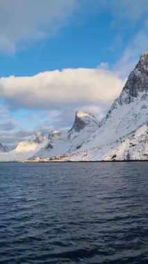 Fiyortta bir balıkçı teknesi. Lofoten Adaları, Norveç. Endüstriyel balıkçılık İnsansız hava aracı görüntüsü. Dağlar ve deniz. Norveç 'in Resmi
