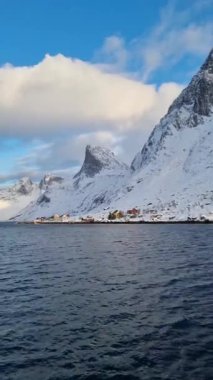 Kjerkfjord, Lofoten Adaları, Kuzey Norveç 'teki küçük Rostad köyü - Smal Sahil Köyü' nün güzel sıkıştırılmış manzarası .