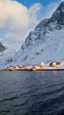 Kjerkfjord, Lofoten Adaları, Kuzey Norveç 'teki küçük Rostad köyü - Smal Sahil Köyü' nün güzel sıkıştırılmış manzarası .
