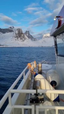 Fiyortta bir balıkçı teknesi. Lofoten Adaları, Norveç. Endüstriyel balıkçılık İnsansız hava aracı görüntüsü. Dağlar ve deniz. Norveç 'in Resmi