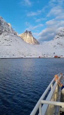 Kjerkfjord, Lofoten Adaları, Kuzey Norveç 'teki küçük Rostad köyü - Smal Sahil Köyü' nün güzel sıkıştırılmış manzarası .