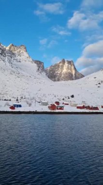 Kjerkfjord, Lofoten Adaları, Kuzey Norveç 'teki küçük Rostad köyü - Smal Sahil Köyü' nün güzel sıkıştırılmış manzarası .