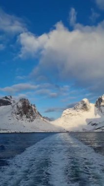 Kjerkfjord, Lofoten Adaları, Kuzey Norveç 'teki küçük Rostad köyü - Smal Sahil Köyü' nün güzel sıkıştırılmış manzarası .