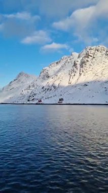 Kjerkfjord, Lofoten Adaları, Kuzey Norveç 'teki küçük Rostad köyü - Smal Sahil Köyü' nün güzel sıkıştırılmış manzarası .
