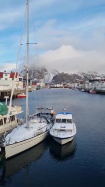 Kışın bir balıkçı köyündeki liman manzarası, Henningsvaer, Austvagoya, Lofoten Adaları. Norveç