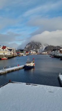 Kışın bir balıkçı köyündeki liman manzarası, Henningsvaer, Austvagoya, Lofoten Adaları. Norveç
