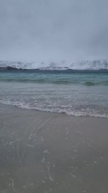 Norveç 'in Lofoten adalarında Ramberg plajı ya da Rambergstranda kışı. Kuzey kumlu sahili ve Norveç denizinin berrak suları olan kış manzarası.