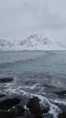  Skagsanden Beach Lofoten Adaları, bulutlu bir günde kışın Norveç.
