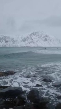 Skagsanden Beach Lofoten Adaları, bulutlu bir günde kışın Norveç.