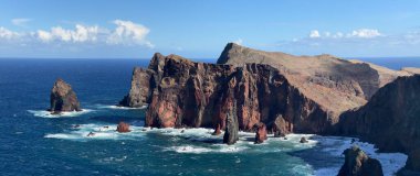 Madeira 'nın doğu kıyısındaki Ponta de Sao Lourenco' nun panoramik manzarası, Portekiz Atlantik Okyanusu 'nda Casa do Sardinha ve Miraduro Ponta do Furado arkada, Avrupa