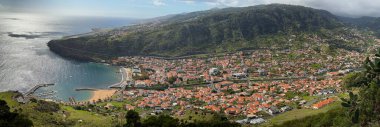 Machico, Madeira Adası, Portekiz Atlantik Okyanusu kıyısındaki Machico kasabasında fırtına öncesi kara bulutlar.