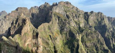 Pico Ruivo ve Pico Areeiro tepeleri arasındaki patikada manzaralı balkon manzaralı Madeira Adası 'ndaki Panorama.