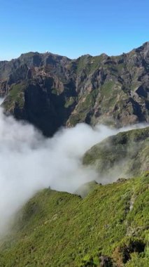 Günbatımında Pico Ruivo 'dan bulutların üzerinde Madeira Tepeleri (Macico Central). Madeira Adası, Portekiz