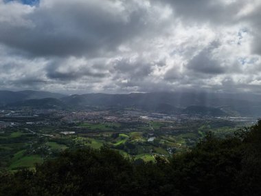 Bask Ülkesi'Irun Hava görünümünü bulutlu bir günde