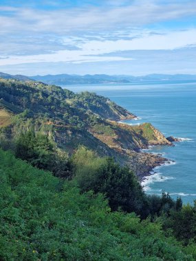 Güneşli bir günde Biscay Körfezi manzaralı. Bask ülkesi