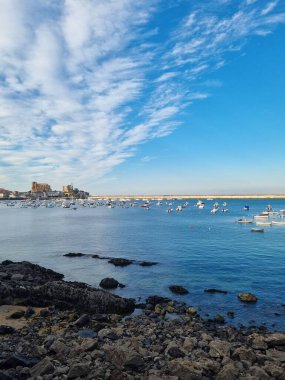 Kuzey İspanya, Cantabria, Biscay Körfezi 'ndeki Castro Urdiales limanı.