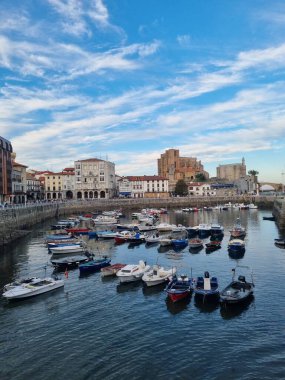 Bask ülkesi, İspanya ve Avrupa 'da nehir ve köprüsü olan eski güzel Ondarroa kasabası