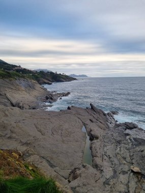 Bulutlu bir günde Biscay Körfezi 'nin kayaları ve sinekleri. Bask ülkesi
