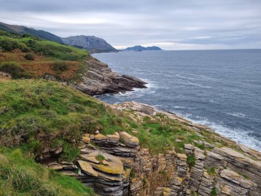 Bulutlu bir günde Biscay Körfezi 'nin kayaları ve sinekleri. Bask ülkesi