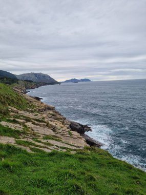 Bulutlu bir günde Biscay Körfezi 'nin kayaları ve sinekleri. Bask ülkesi