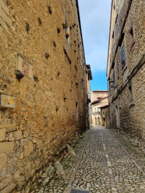 Kuzey İspanya 'da Santillana del Mar köyü bulutlu bir günde
