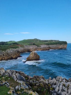 Biscay Körfezi yaz kayalık kıyı manzaralı, İspanya, Asturias