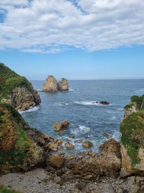 Kuzey İspanya 'nın yeşil kıyıları Biscay Körfezi' nin mavi okyanusuyla