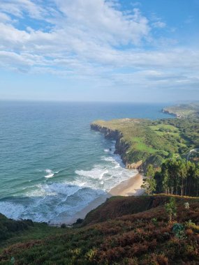 Kuzey İspanya 'nın yeşil kıyıları Biscay Körfezi' nin mavi okyanusuyla