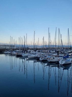 Yatı olan Gijon marinası. Gijon İspanya 'nın en büyük şehri Asturias' tır..