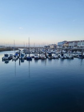 Yatı olan Gijon marinası. Gijon İspanya 'nın en büyük şehri Asturias' tır..