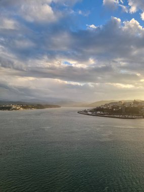 Ria de Ribadeo 'nun manzarası Asturian dağları, Lourido, Ribadeo, Galiçya, İspanya