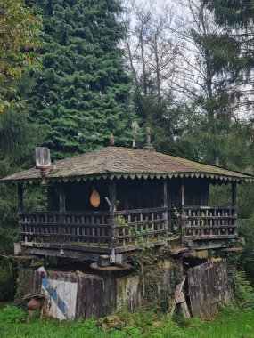 Horreo, Asturias 'taki tipik kulübe, Kadavra, Asturias, Kuzey İspanya, Avrupa