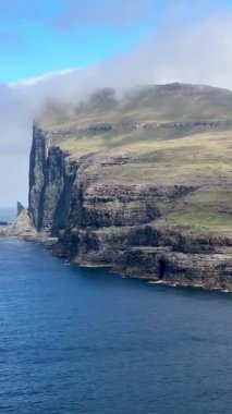 Avrupa, Faroe Adaları. Eidiskollur ve Streymoy Adası 'ndaki Tjøk köyünden Risin og Kellingin' in ikiz yığınlarına bakın..