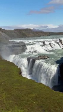 İzlanda 'daki Gulfoss Şelaleleri' nin güzel bir görüntüsü.