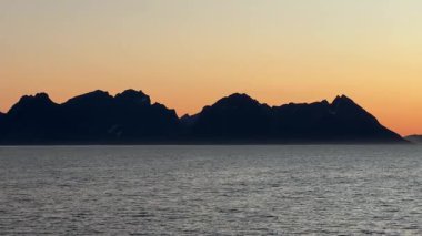 Lofoten Adaları Norveç 'in Hareket Eden Feribotundan Gün Batımında Dağ Siluetleri