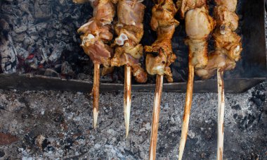 Ahşap sivri şiş çubuklarda kızarmış tavuk şişi. Doğada piknik.